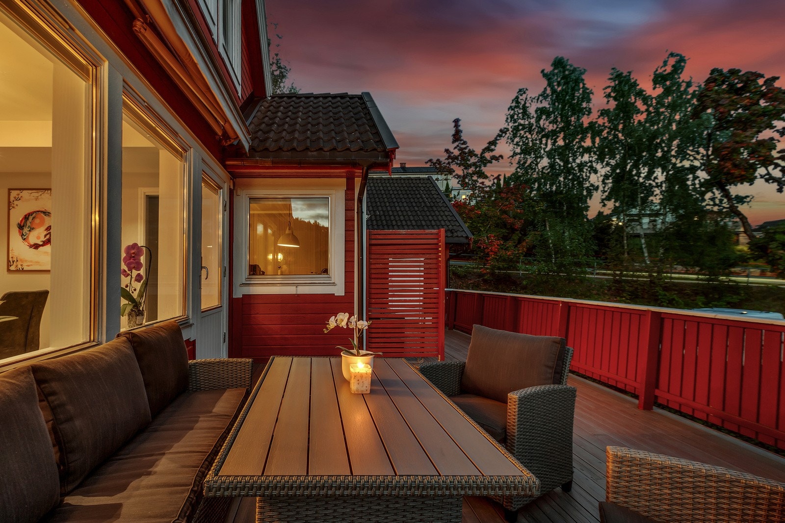 Her har du god plass til sittegrupper og grill for å nye sommeren. Galleribilde