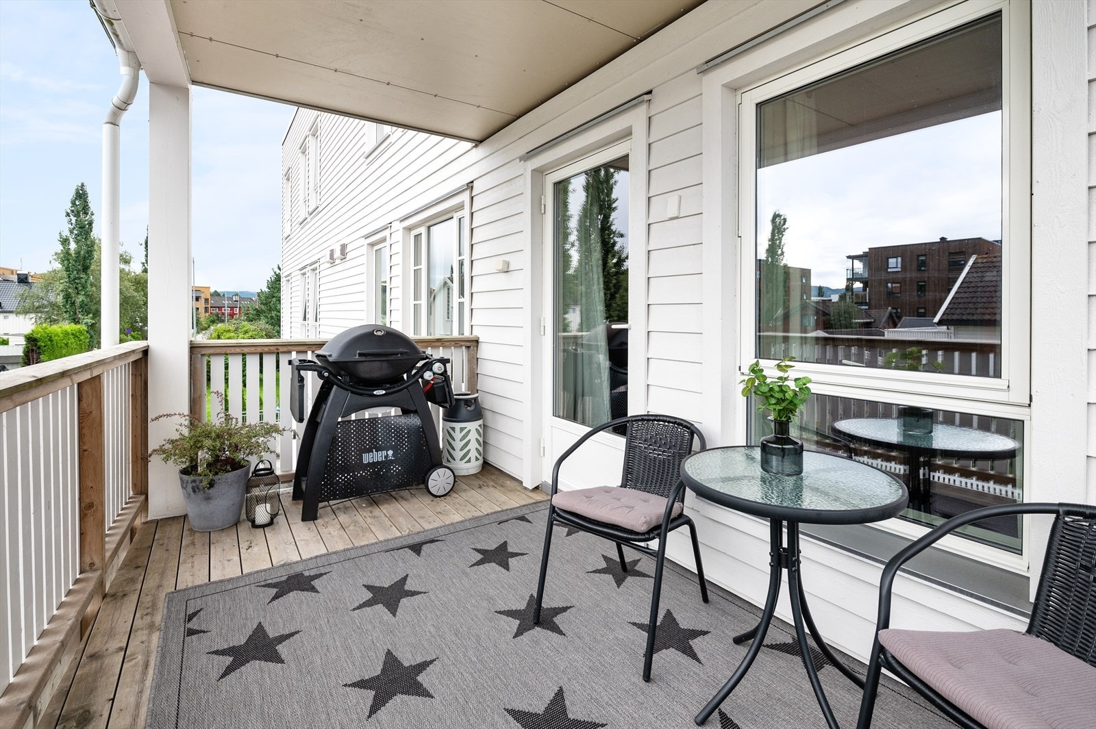 Veranda med takoverbygg, med utgang fra stuen Galleribilde