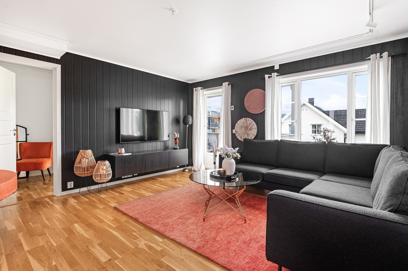 God plass til både spisestue og sofragruppe, stue og kjøkken er til sammen ca. 29 kvm Galleribilde