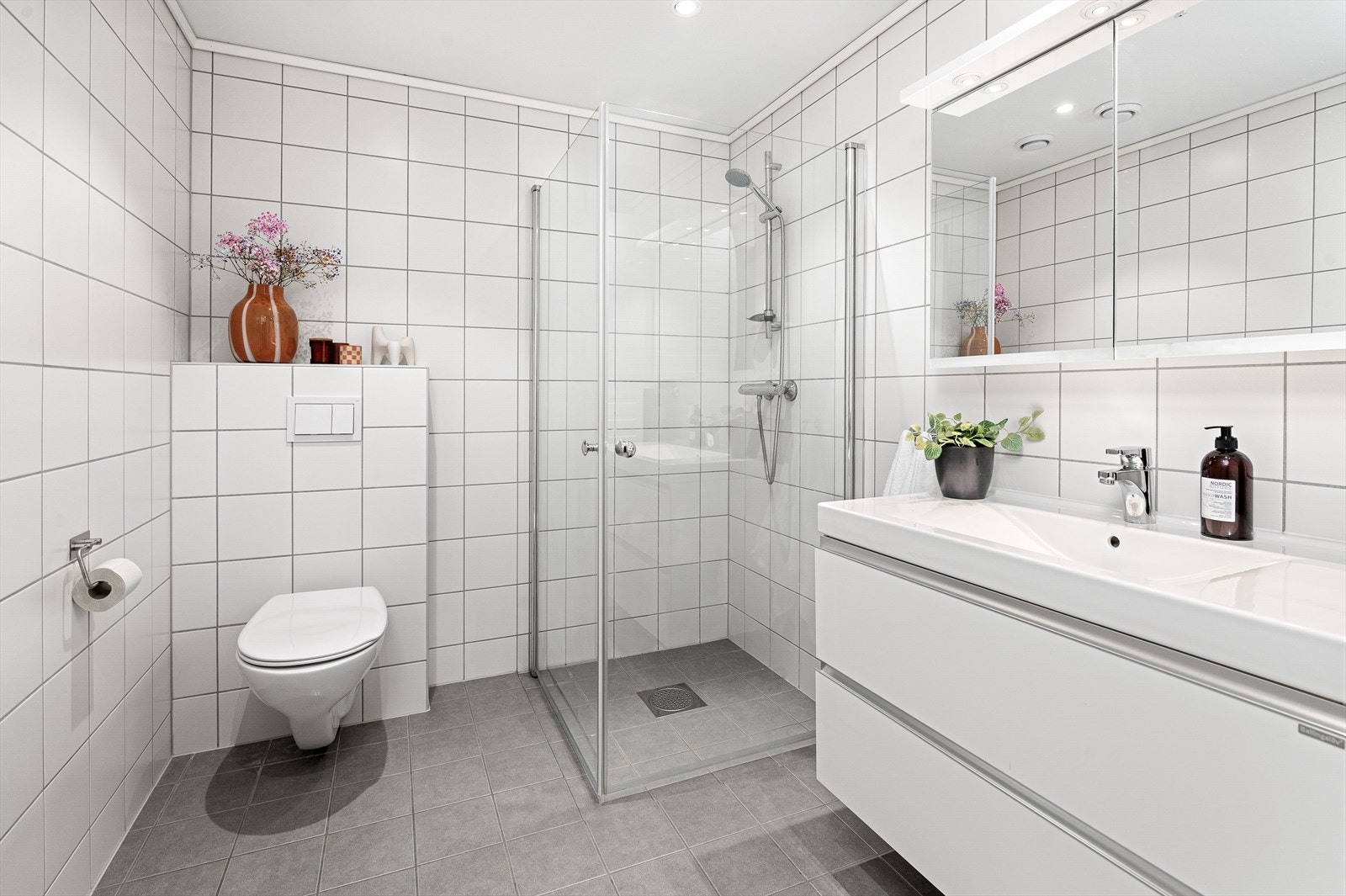 Bad på ca. 6 kvadratmeter - Flislagt gulv med gulvvarme Galleribilde