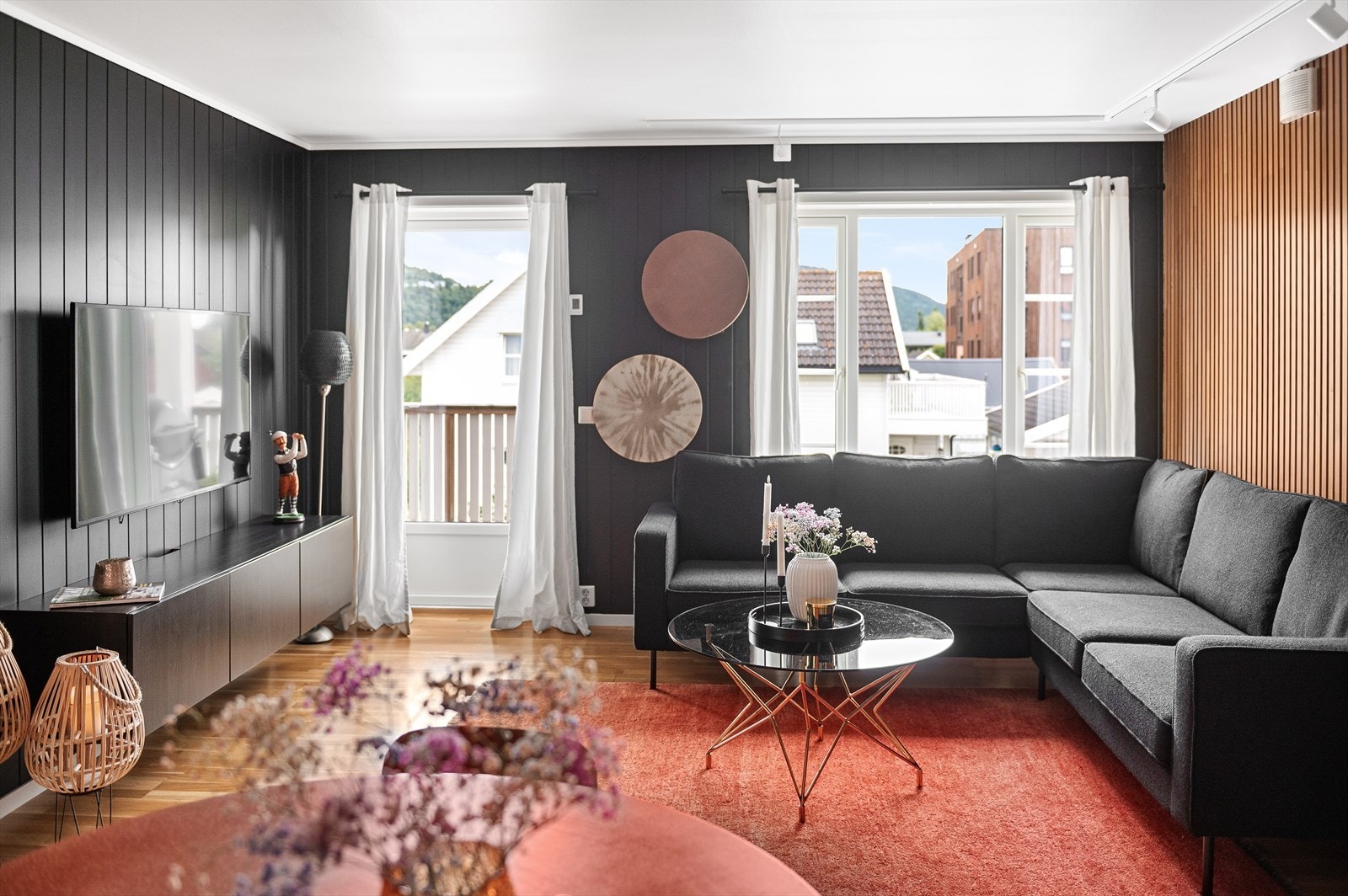 Her får du en lekker 3-roms leilighet midt i sentrum med parkeringskjeller, heis, porttelefon og en moderne standard fra 2015 Galleribilde