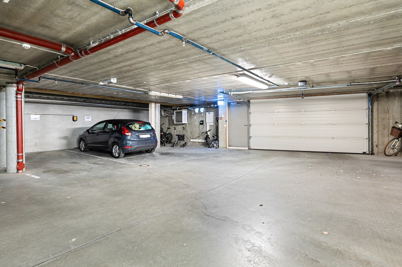 Fast parkeringsplass og bod i kjeller Galleribilde