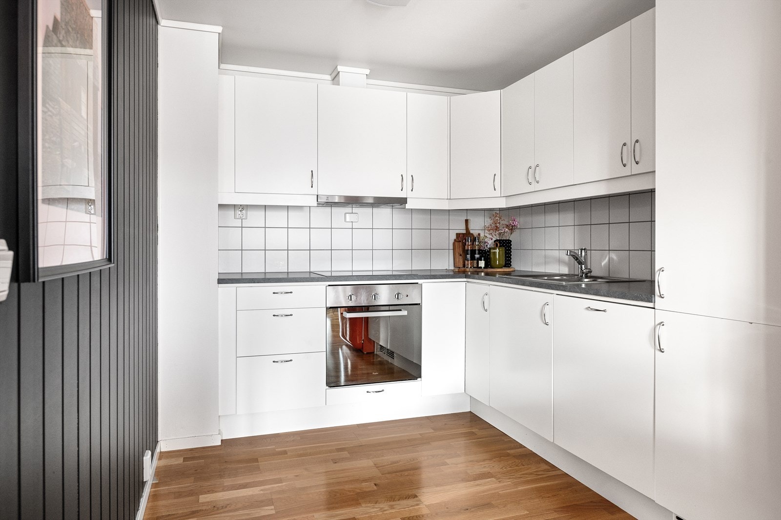 Kjøkkeninnredning med folierte skrog og slette fronter - Laminert benkeplate - Flis på vegg over benkeplate Galleribilde