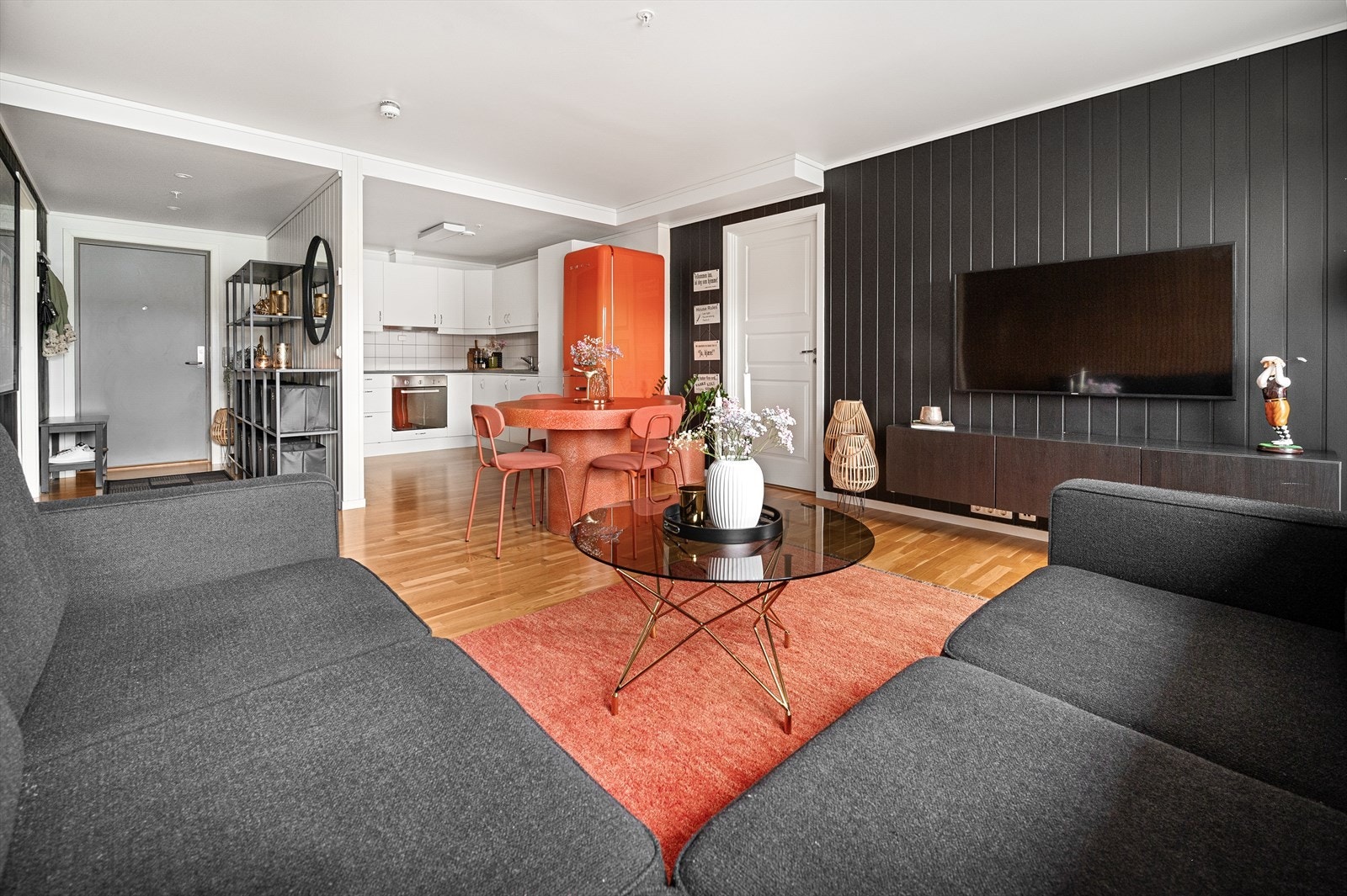 Flere av leilighetens innvendige overflater er modernisert i nyere tid Galleribilde