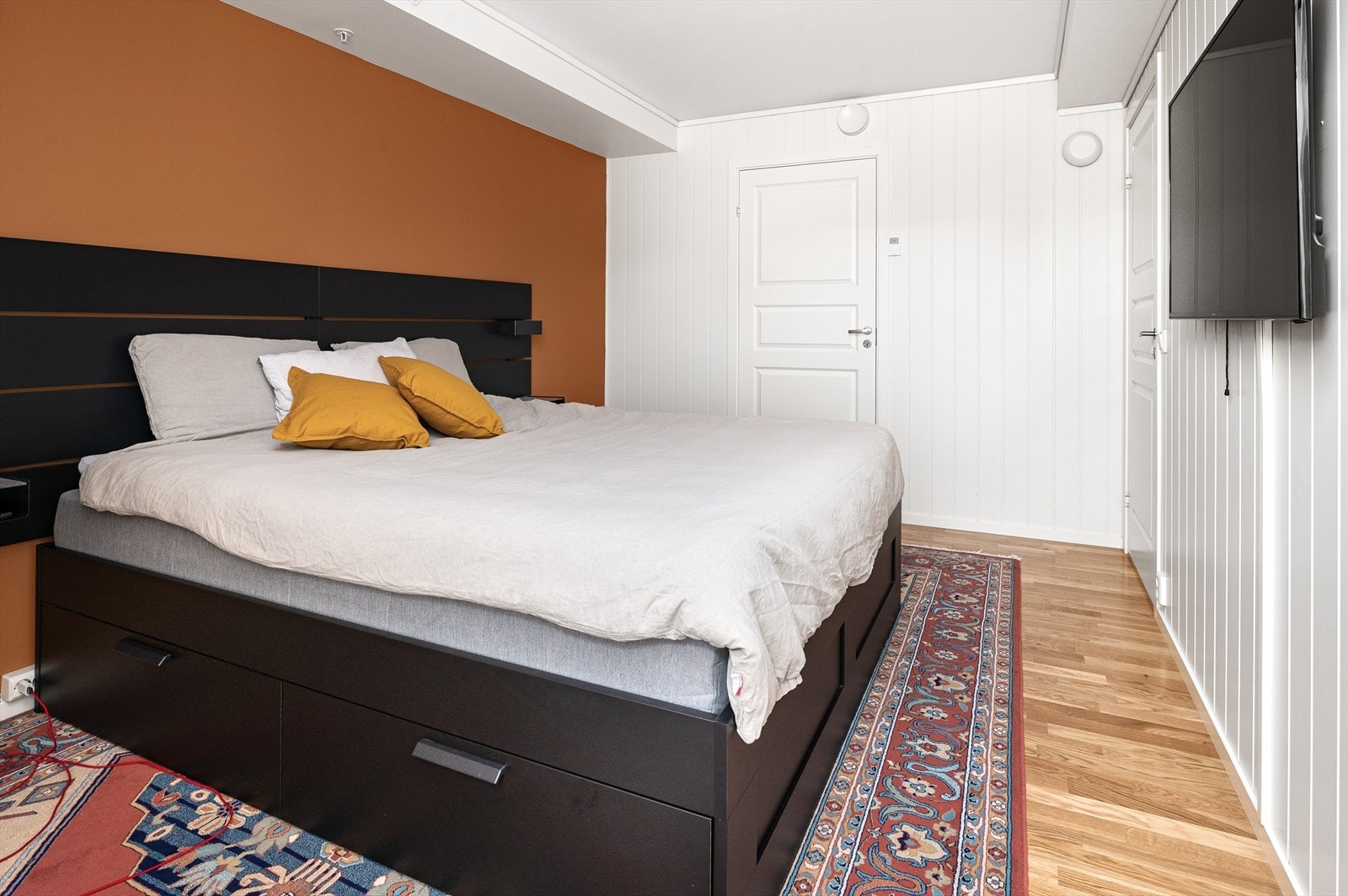 Her får du god plass, moderne standard og rikelig med plass til klesskap/garderobe etc - Tilstøtende rom er bod på ca. 5 kvm Galleribilde