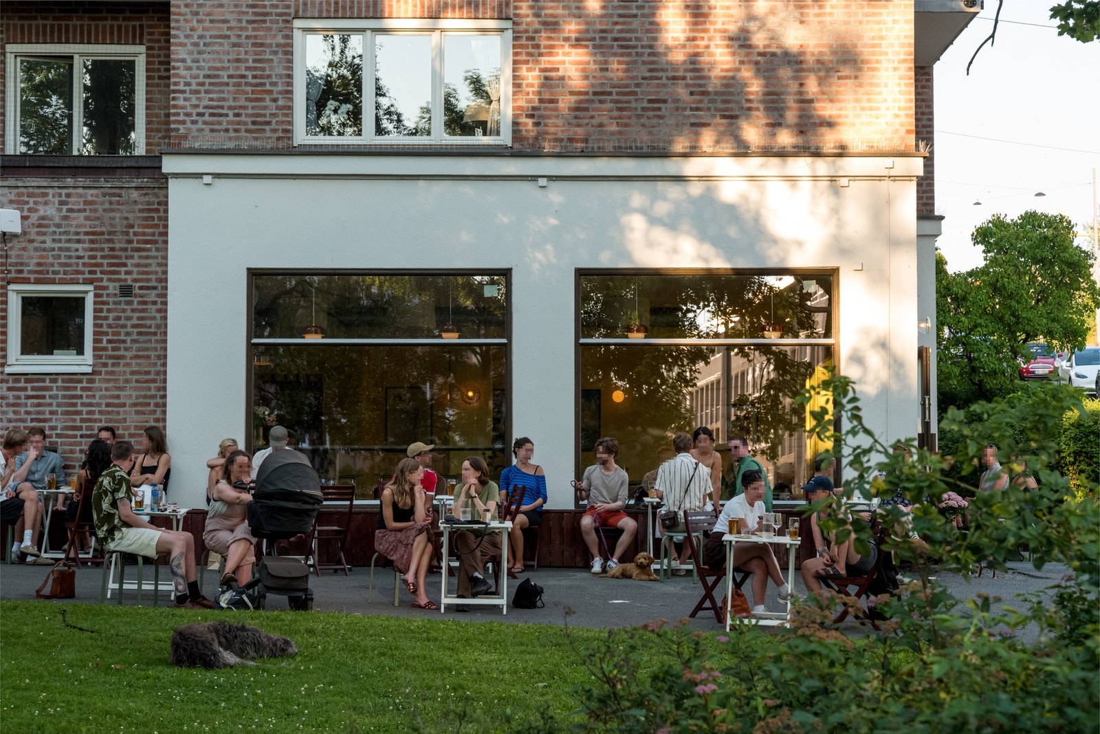 Gangavstand til ny nabolagsbar (Langt Langt Borte) med stor uteservering. Galleribilde