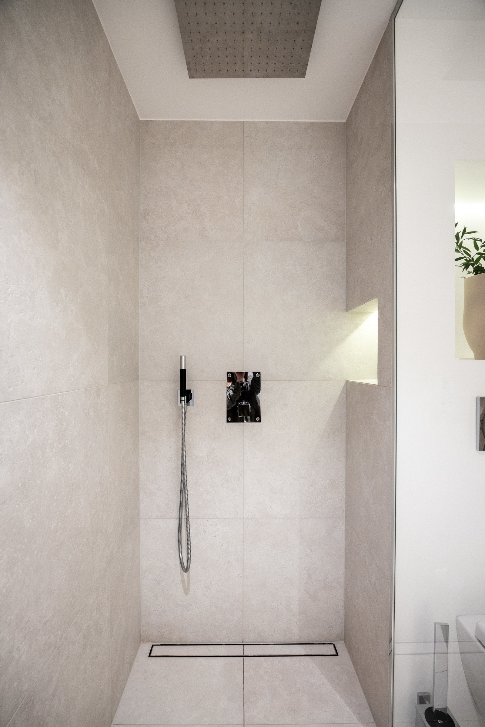 Purus-line sluk, og fliselagt nisje med belysning for Shampo etc. Galleribilde