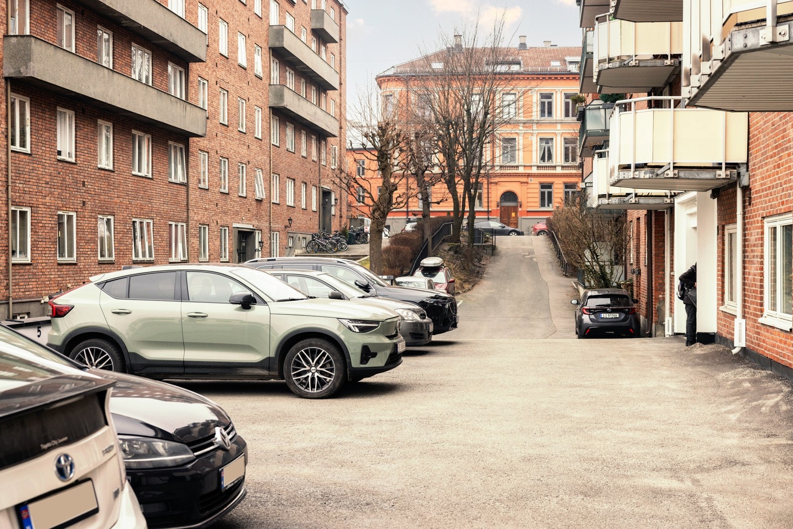 Sameiet har 10 parkeringsplasser. Disse leies ut etter regler vedtatt av styret. Månedsleie er kr. 1 000,- pr. måned pr. plass. Galleribilde