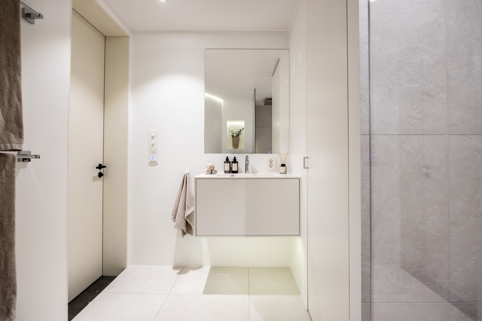 Varmekabler i gulv. Stor åpen dusj med glassfelt fra gulv til tak. Galleribilde