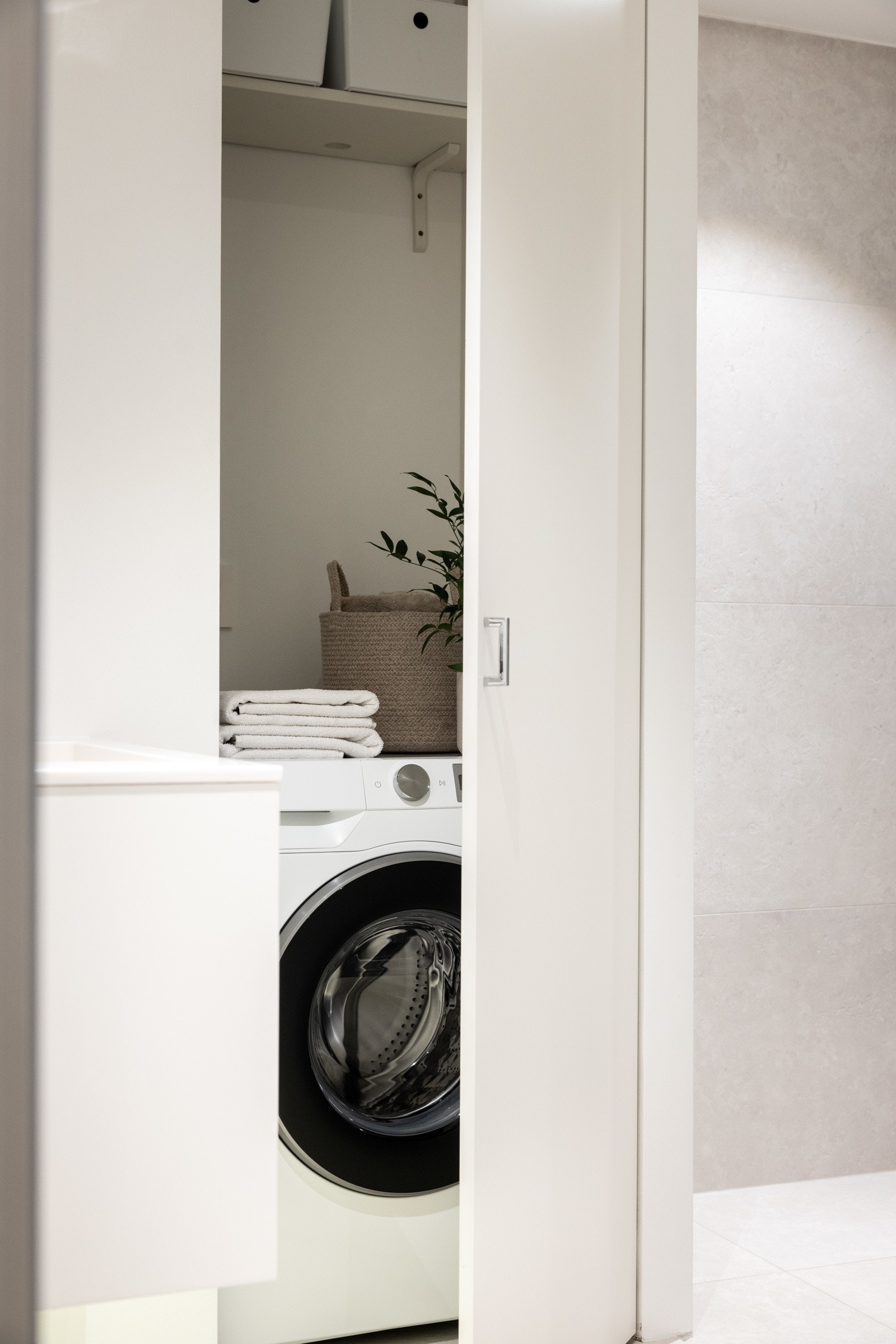 På badet det bygget et skap med opplegg for vaskemaskin og tørketrommel. Galleribilde