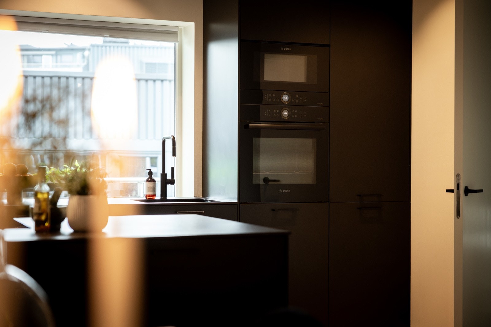 Benkeplate på kjøkken/ kjøkkenøy i 12mm Dekton, som er siste generasjonen av komposittmateriale. Galleribilde