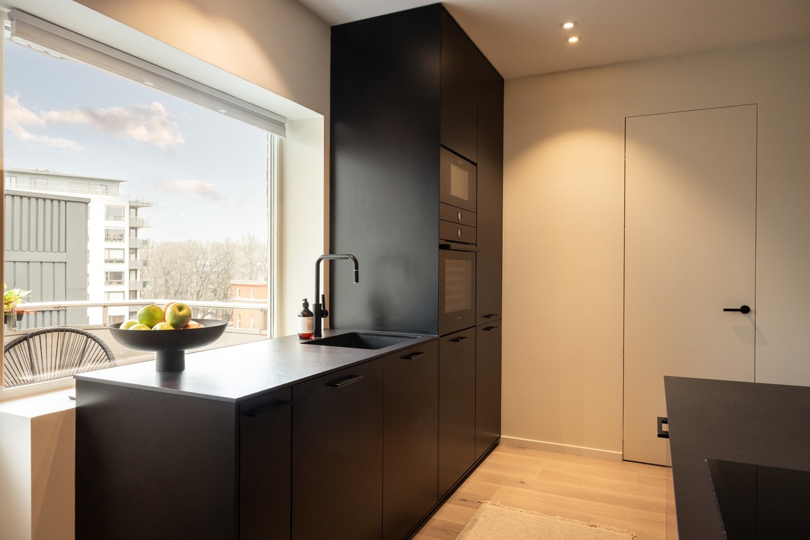 Det er high-end hvitevarer integrert i innredningen: Sort Bosch accent Line integrert ovn Sort Bosch accent Line mikrobølgeovn Witt integrert induksjonstopp med nedtrekksventilator. Galleribilde