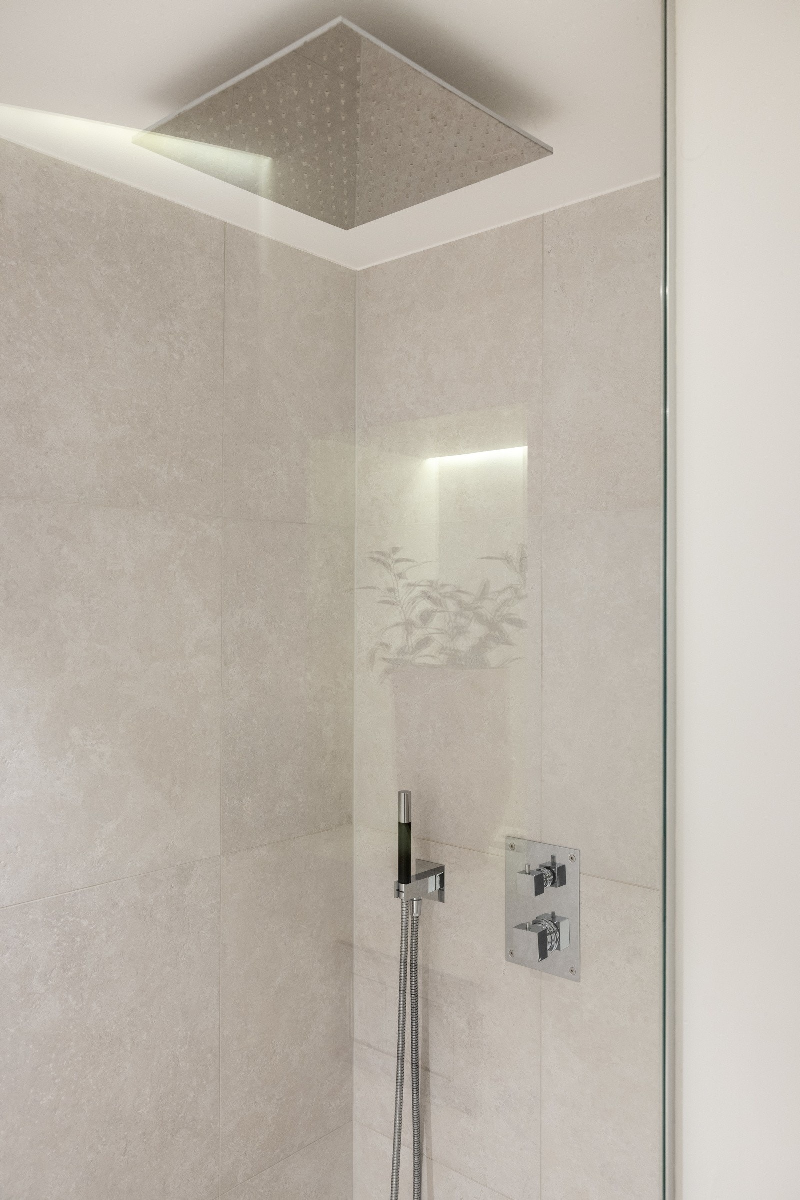 Dusj har glassfelt fra gulv til tak og innebygget Tapwell rainshower (40x40cm) Galleribilde