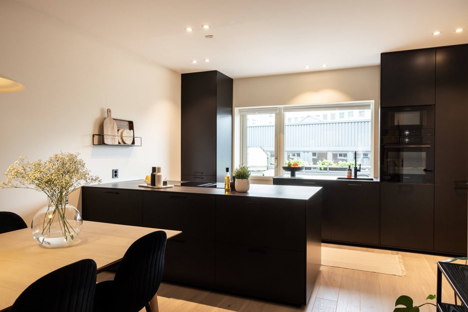 Kjøkken plassbygget av møbelsnekker, med høy kvalitet Galleribilde