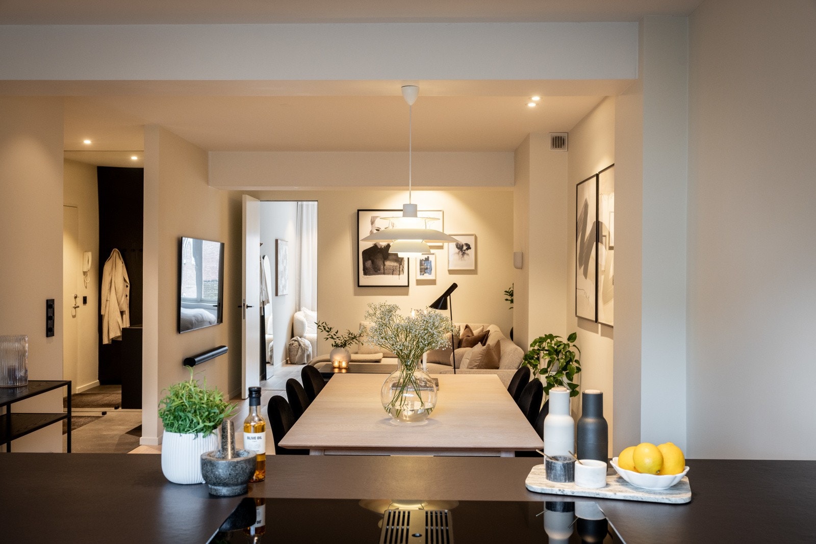 Den gode størrelsen på rommet gjør det enkelt å innrede med sofagruppe og spisegruppe uten at det føles overmøblert. Galleribilde