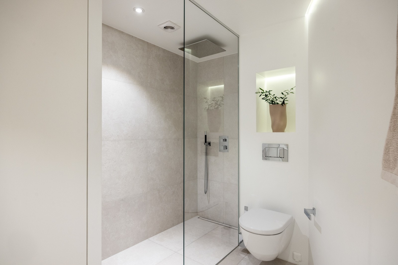 Delikat, lyst og lekkert bad fra 2019 med fliser på gulv og Italienske fliser i 60x60cm, fra casa dolce casa i dusjsonen. Galleribilde