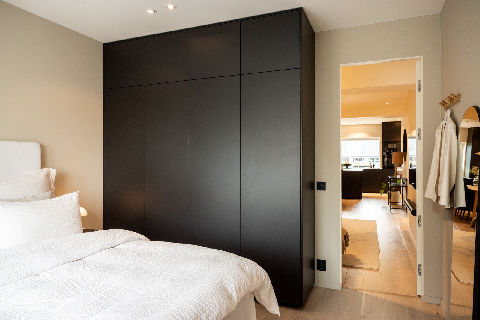 Hovedsoverommet er av god størrelse og har plass til dobbeltseng, nattbord og annet møblement man har behov for. Galleribilde