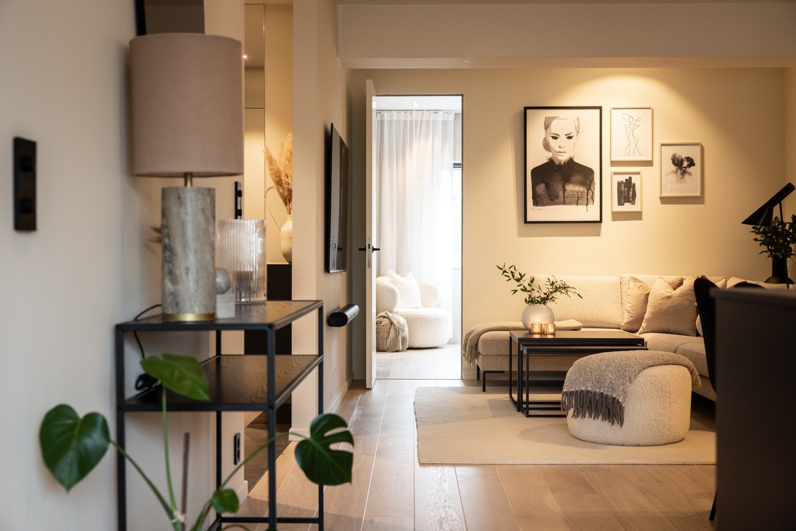 Lys og flott stue med en funksjonell planløsning som man enkelt kan dele inn i hyggelige soner Galleribilde