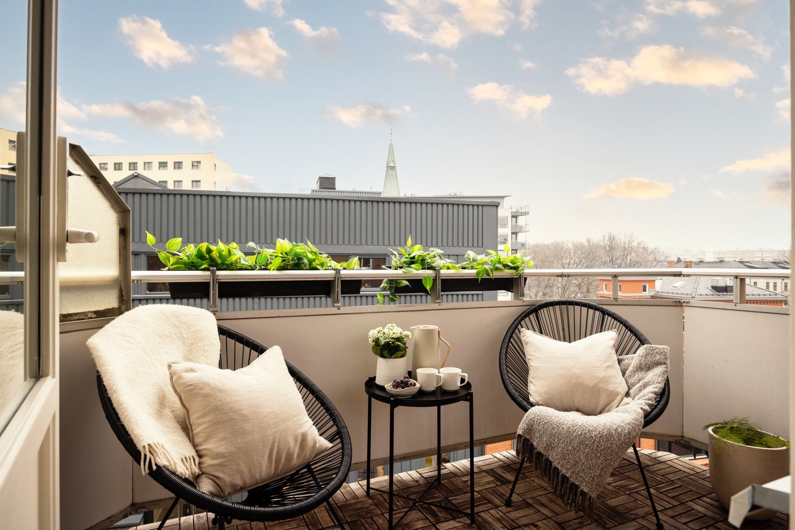 Fra stuen er det utgang til en hyggelig nordøstvendt balkong Galleribilde