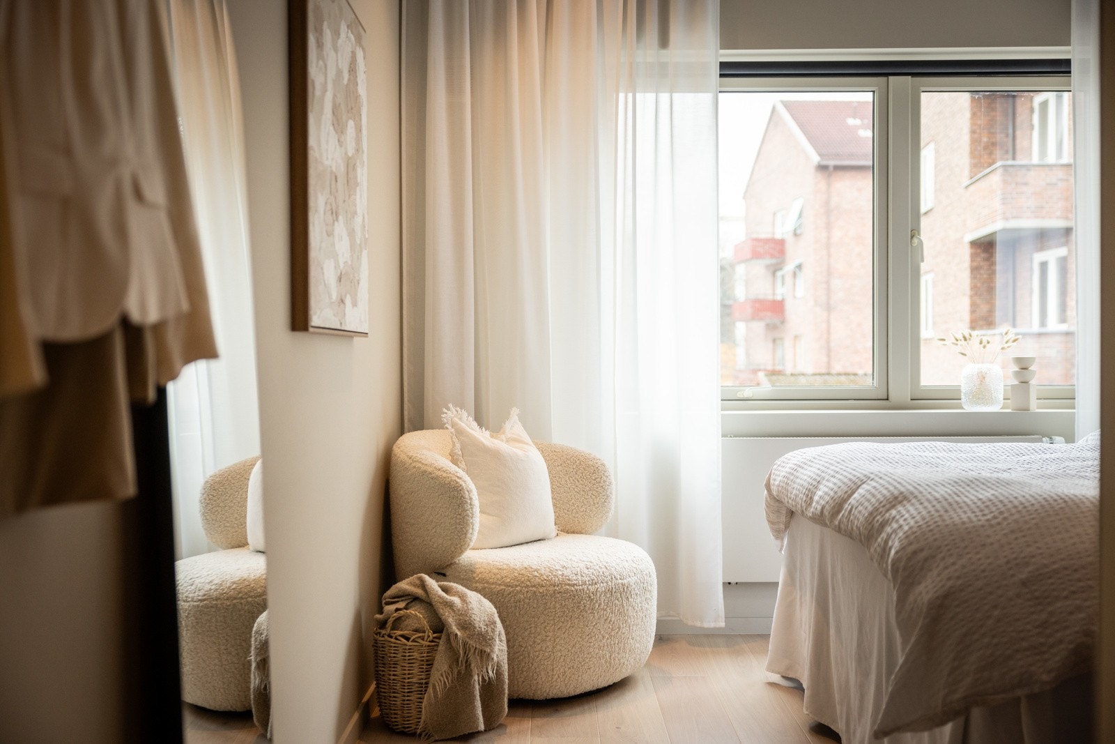 God plass til oppbevaring av klær i de møbelsnekrede klesskapene på begge soverommene. Galleribilde