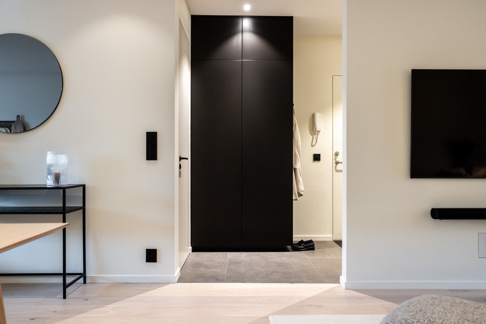 Innbydende entré som gir et meget godt førsteinntrykk av denne lekre leiligheten. Galleribilde