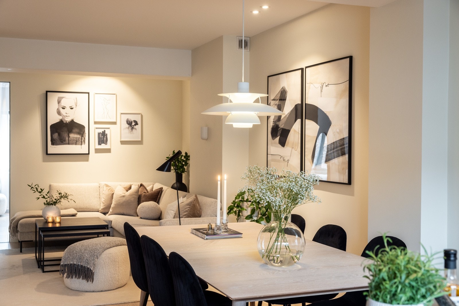 Hyggelig spiseplass i tilknytning til kjøkkenet innbyr til sosialt samvær med familie og venner. Galleribilde