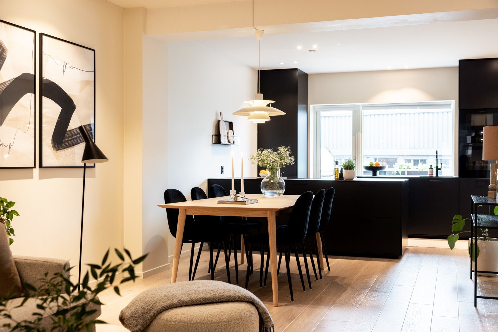 Lekkert, sosialt kjøkken fra 2019, som er i åpen løsning i stuen. Galleribilde