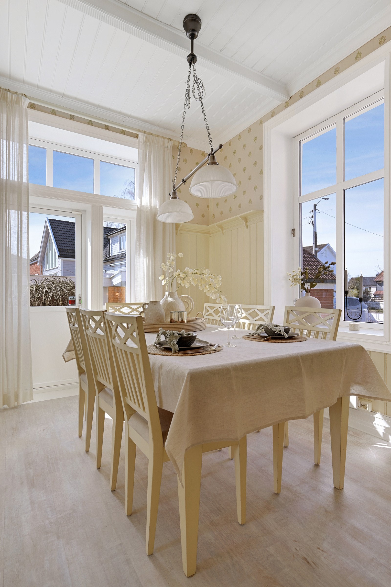 Slipt og oljet parkett og god plass for langbord Galleribilde