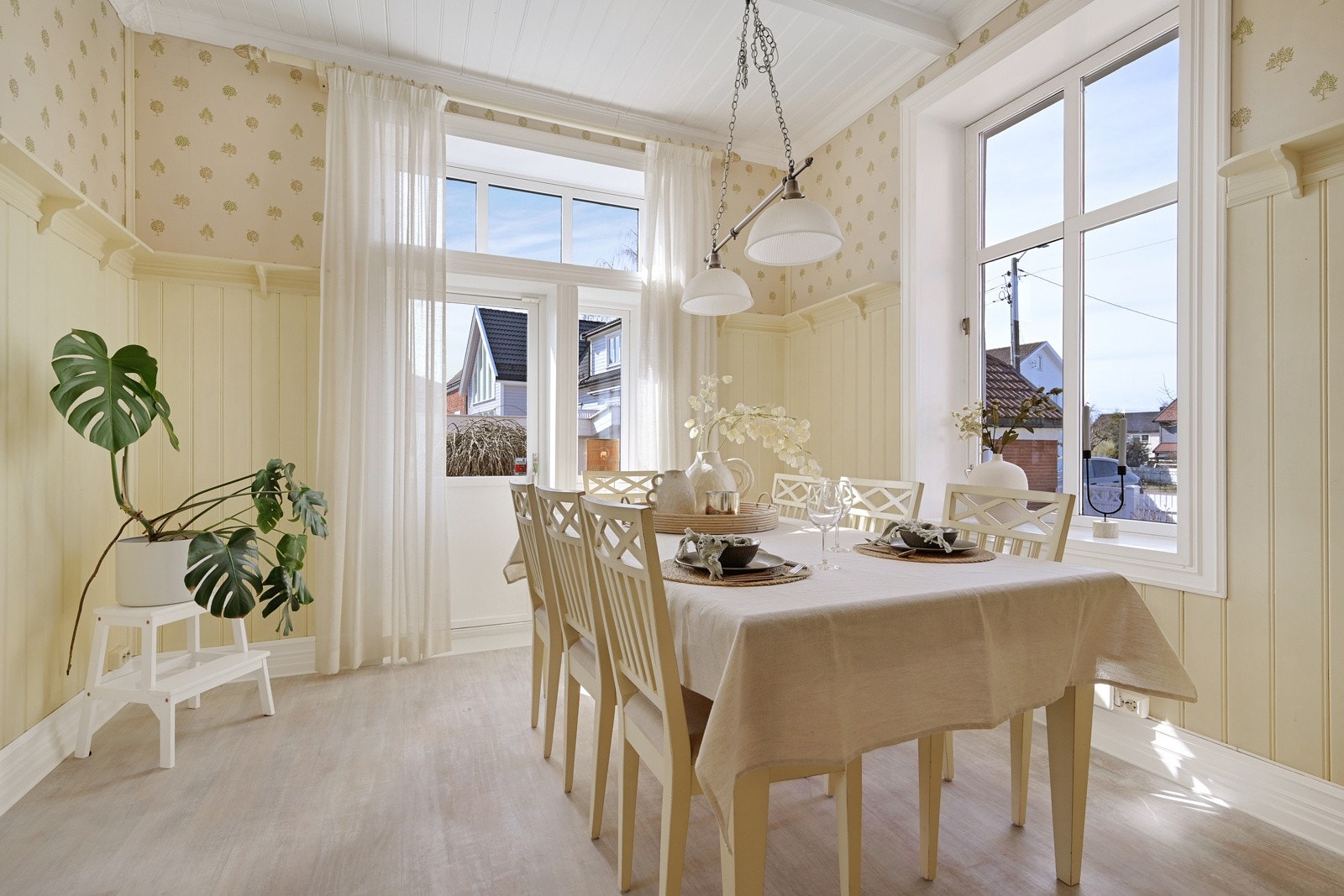 Fra kjøkken/allrom er det tofløyet dør ut til en flott og solrik uteplass Galleribilde