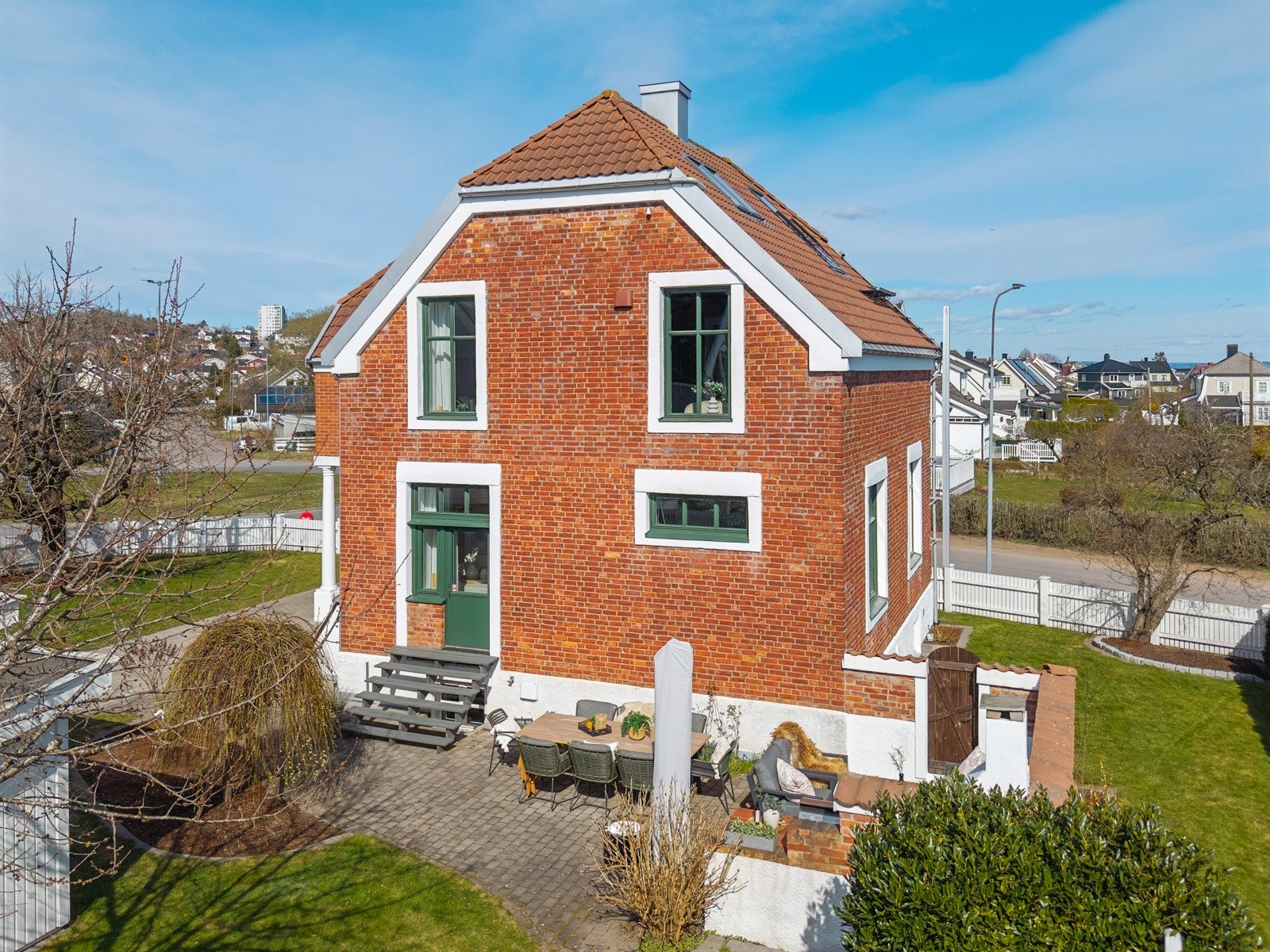 Her ser vi litt av den flotte hagetomten og fasaden mot syd/øst Galleribilde