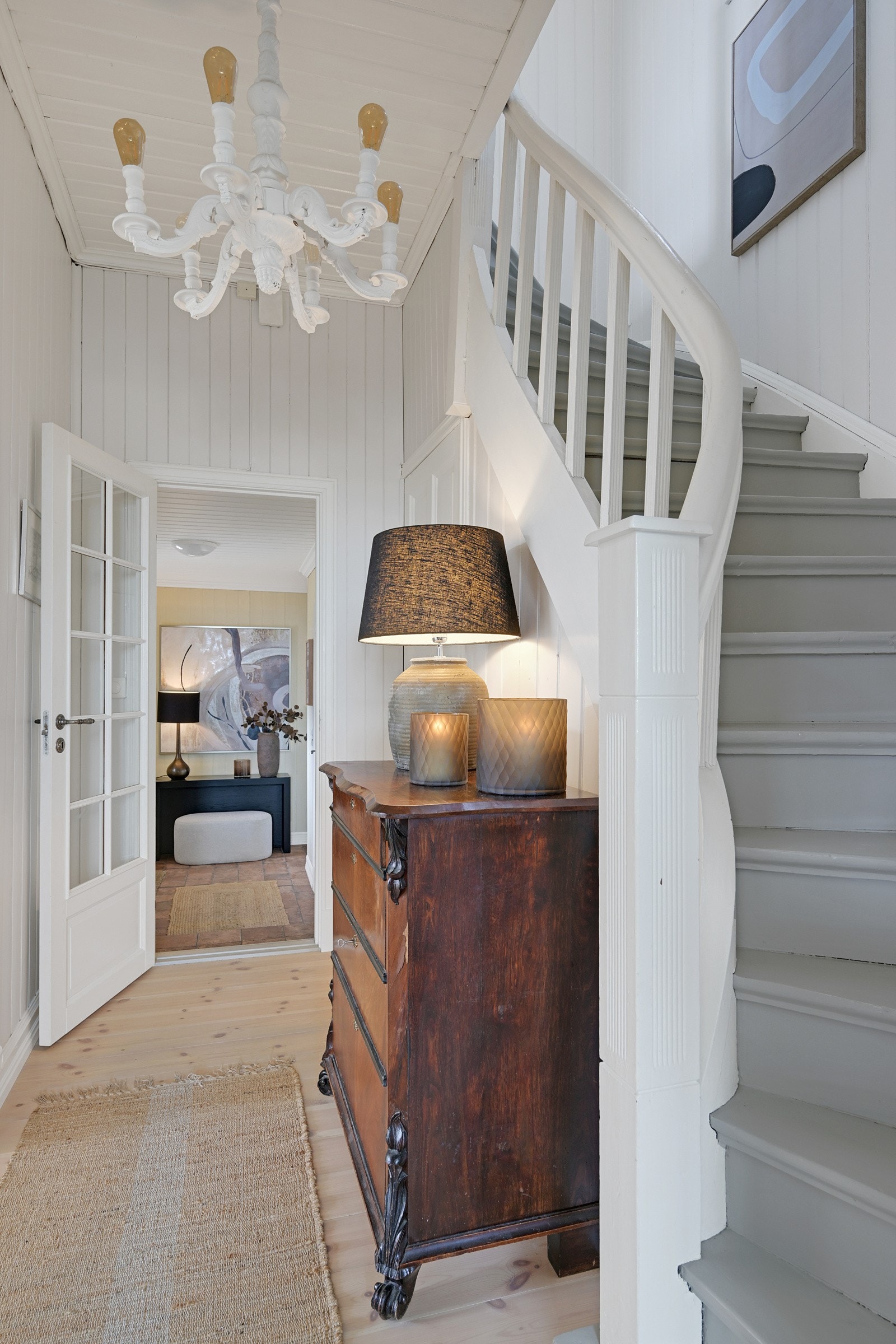 Da fortsetter vi opp den malte trappen til 2. etasje Galleribilde