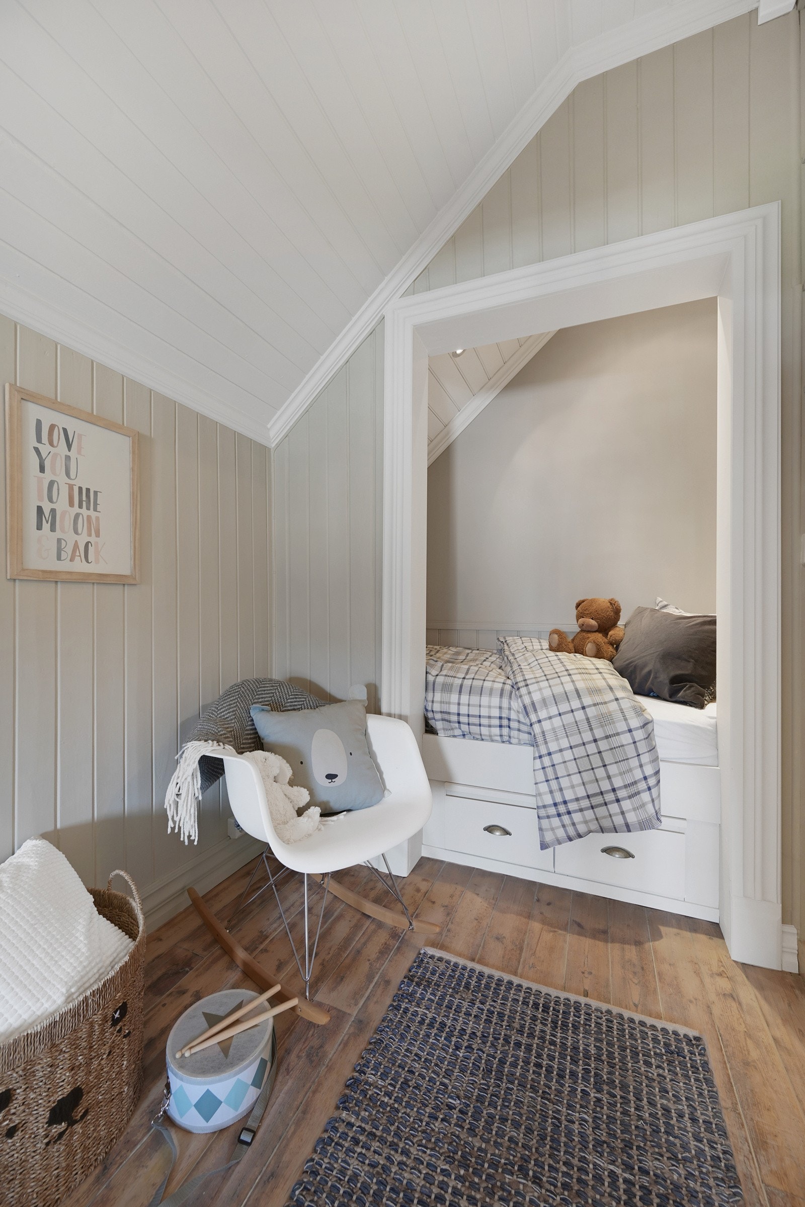 Her er det både nedfellbare hems og innebygget seng Galleribilde