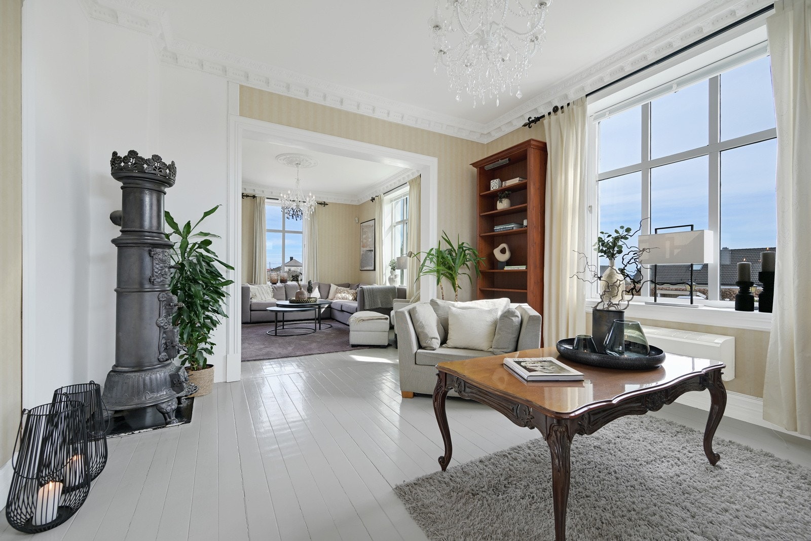 Denne har malt tregulv og en dekorativ Ulefoss ovn (ikke i bruk som ildsted) - begge stuene har god takhøyde Galleribilde