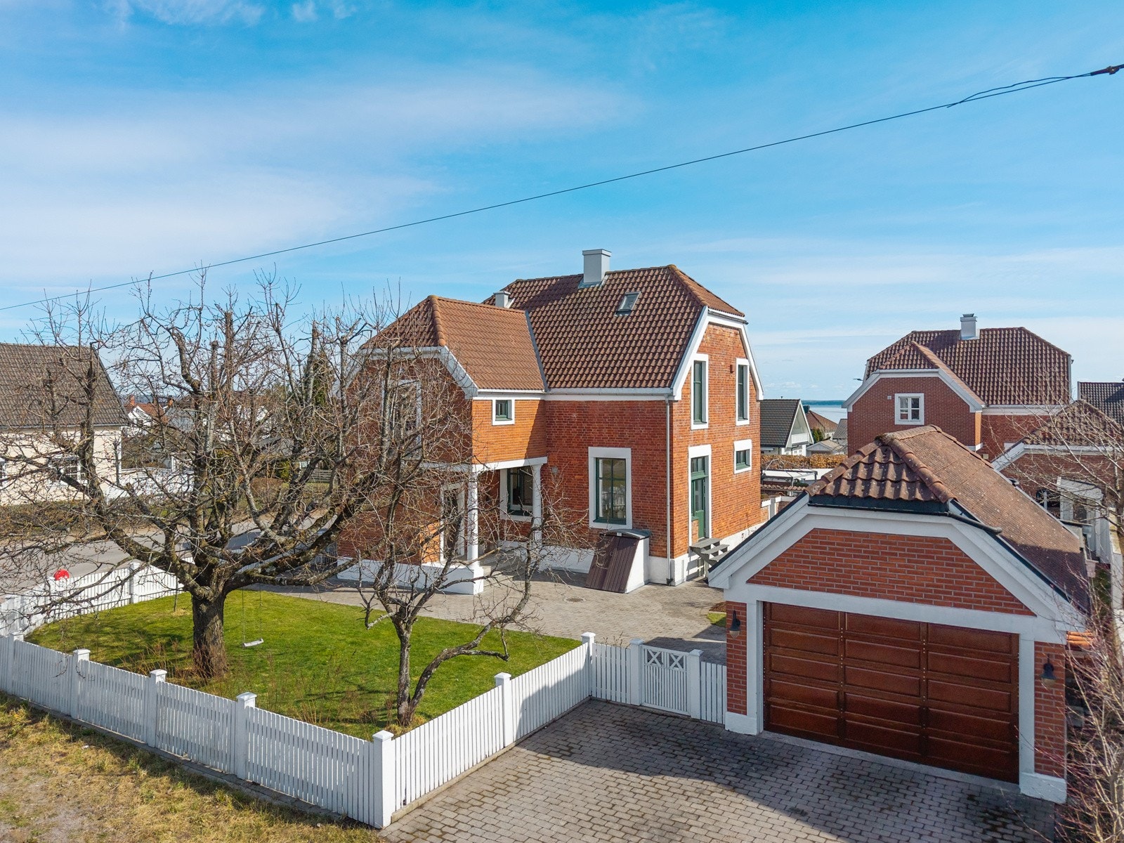 Beliggende på en solrik, lettstelt og inngjerdet hagetomt Galleribilde