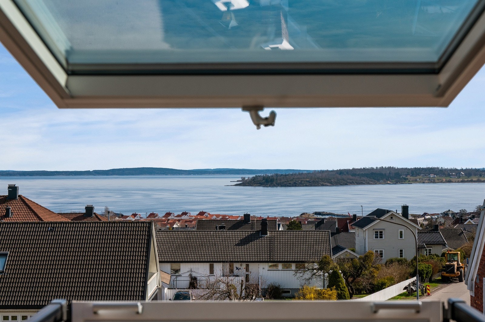 Fra den flotte loftstua er det utsikt mot Bastøy og skipstrafikken på Oslofjorden Galleribilde