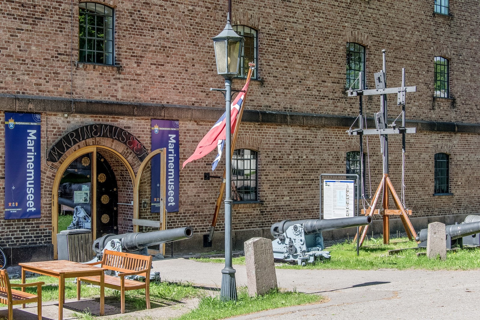Den gamle marinebyen Horten har flere fine museer - her ser vi inngangen til Marinemuseet Galleribilde