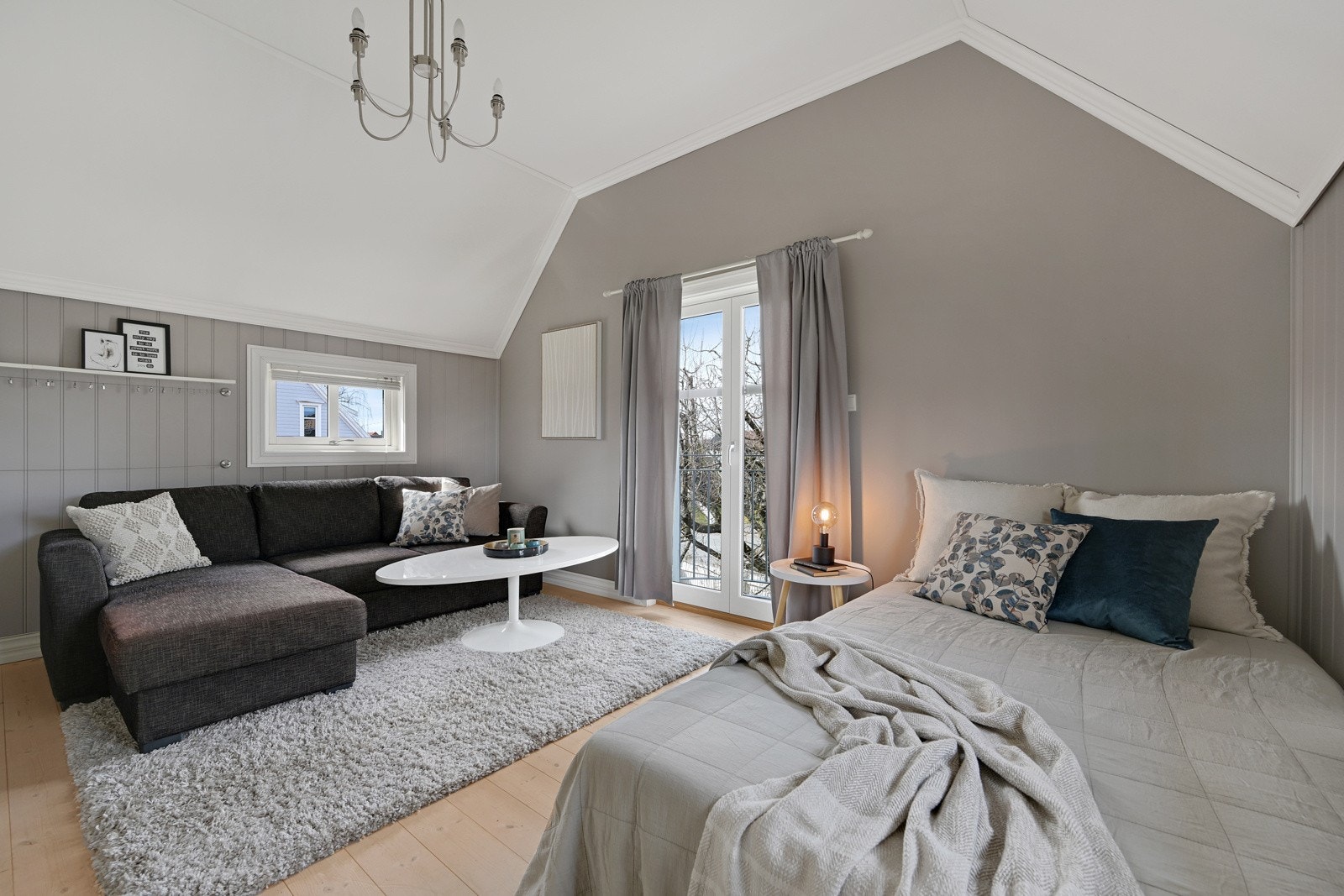 På toppen av trappa til høyre finner vi et soverom i tilbygget mot vest med utg. luftebalkong Galleribilde