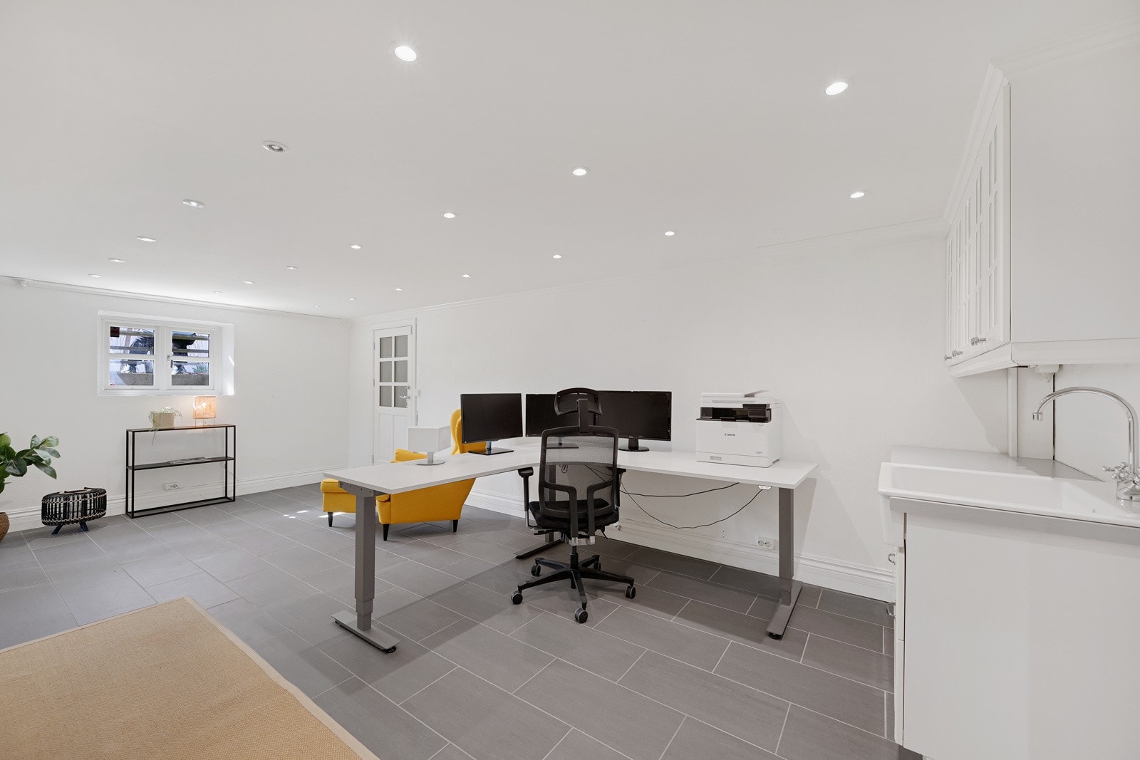 Stort hjemmekontor med flislagt gulv/varmekabler og LED belysning Galleribilde