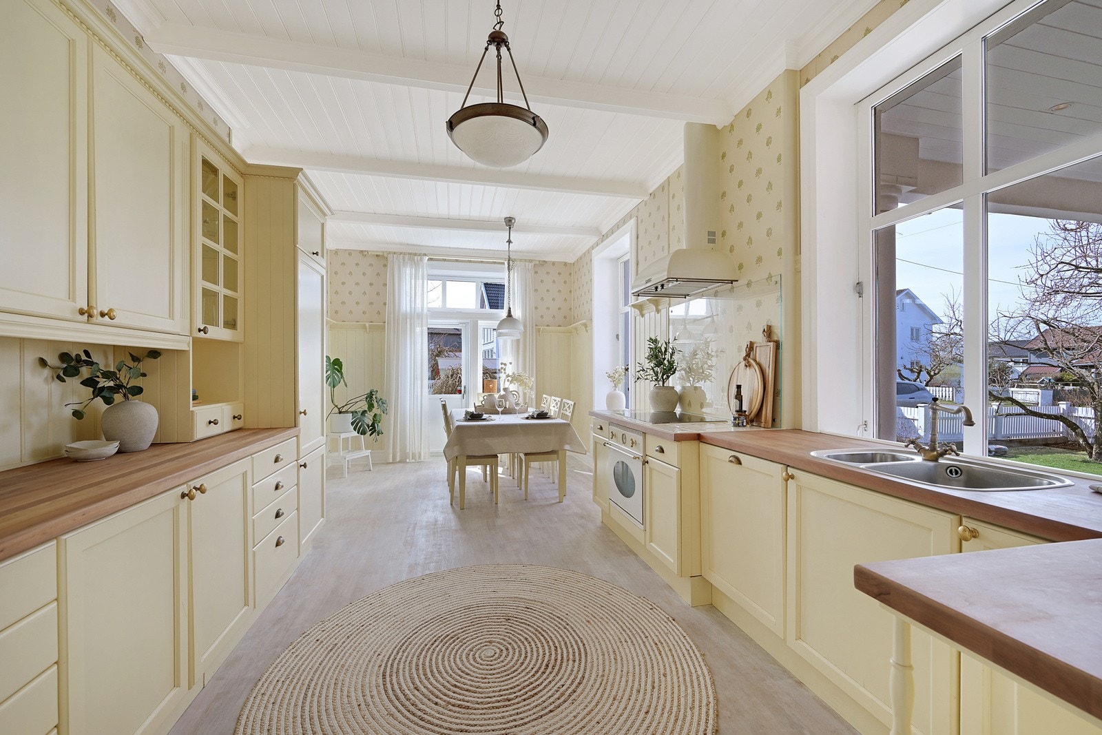 Et koselig og godt arbeidskjøkken - det er godt med både skaper og benkeplass Galleribilde