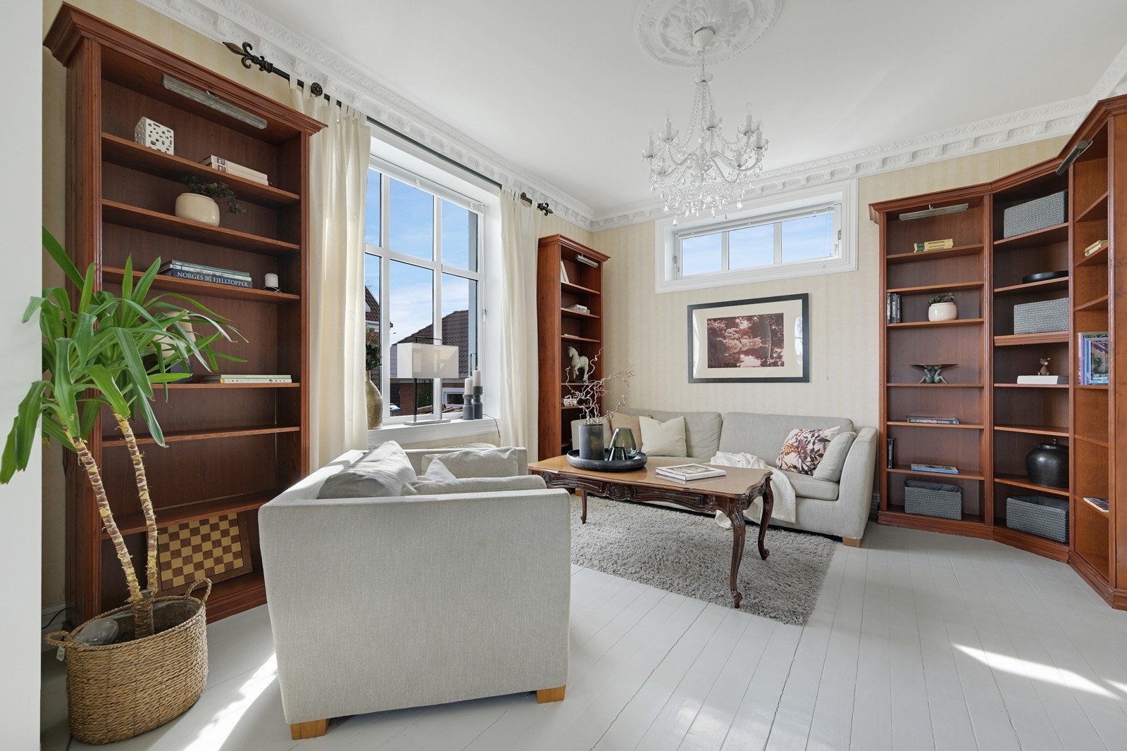 I hovedetasjen er det to sammenhengende stuer - her ser vi dagligstua Galleribilde