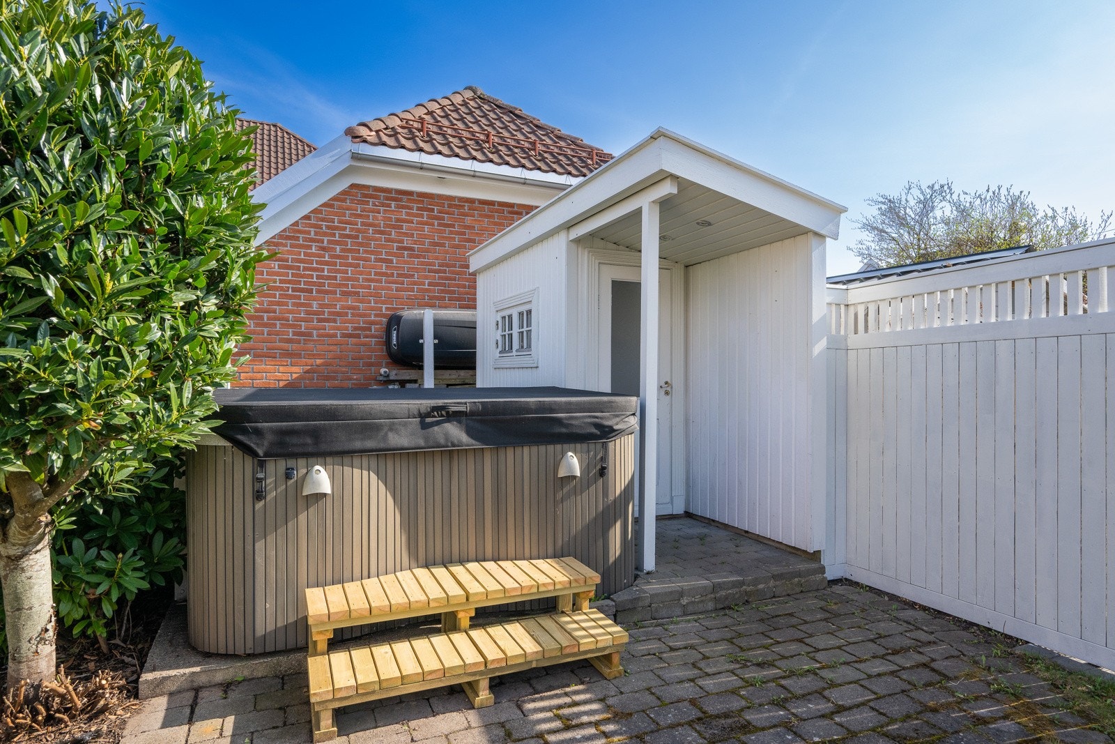 På den flotte tomten er det også jazucci Galleribilde