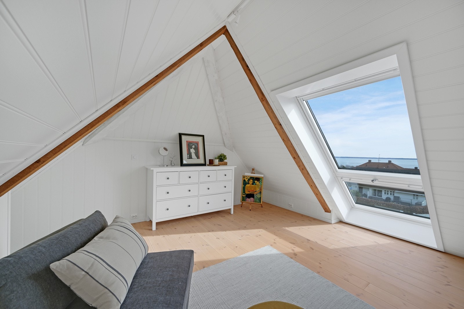 4 Velux takvinduer og "åpen" himling gir en god romfølelse Galleribilde