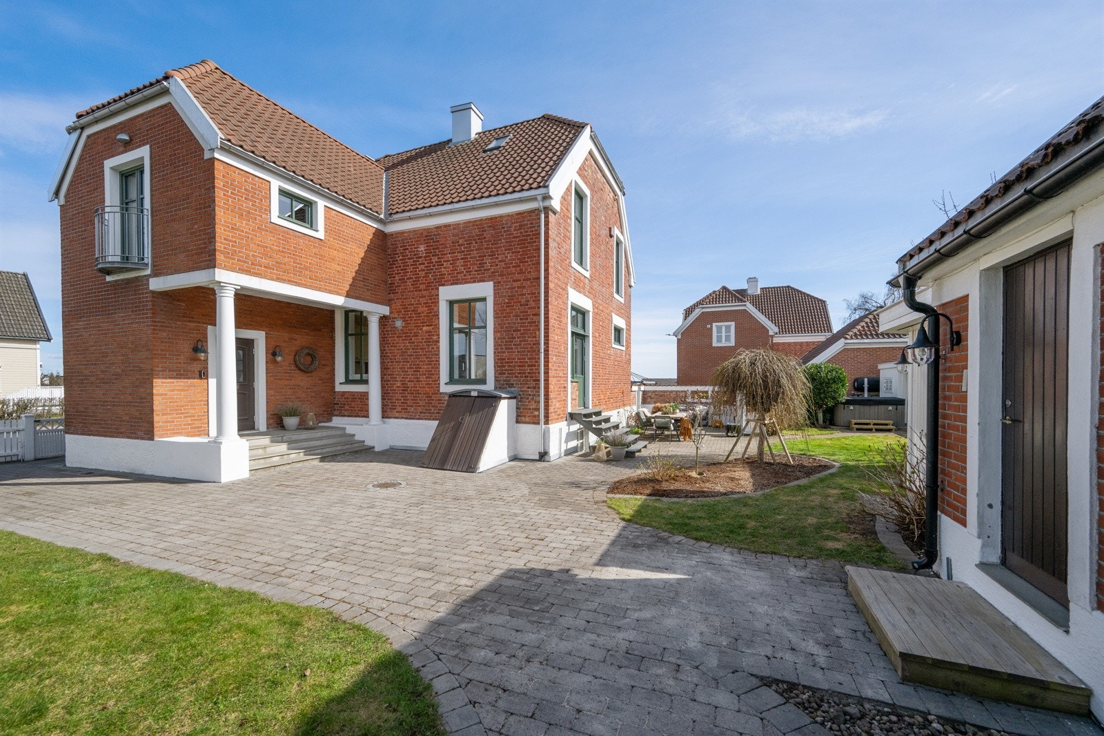 Lettstelt tomt med gode arbeidsvilkår for en robotgressklipper Galleribilde