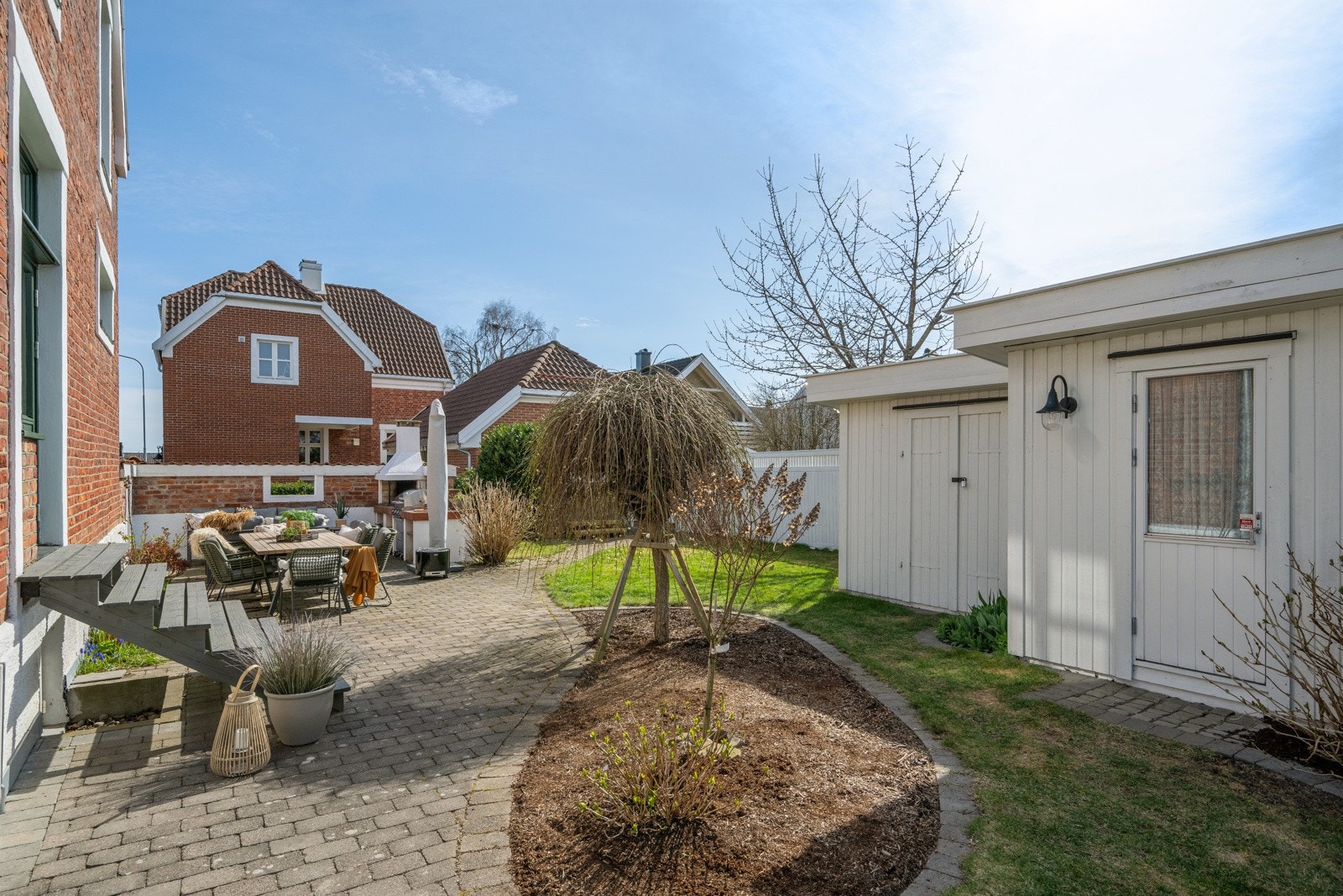 Da har fotografen tatt kjellertrappen opp til gårdsplassen Galleribilde