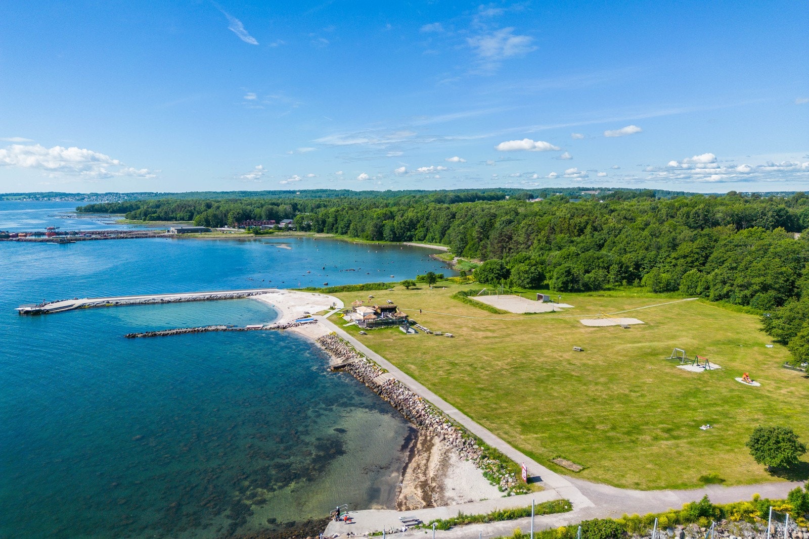 Her det en meget populær badestrand og vi ser sydover mot Åsgårdstrand Galleribilde