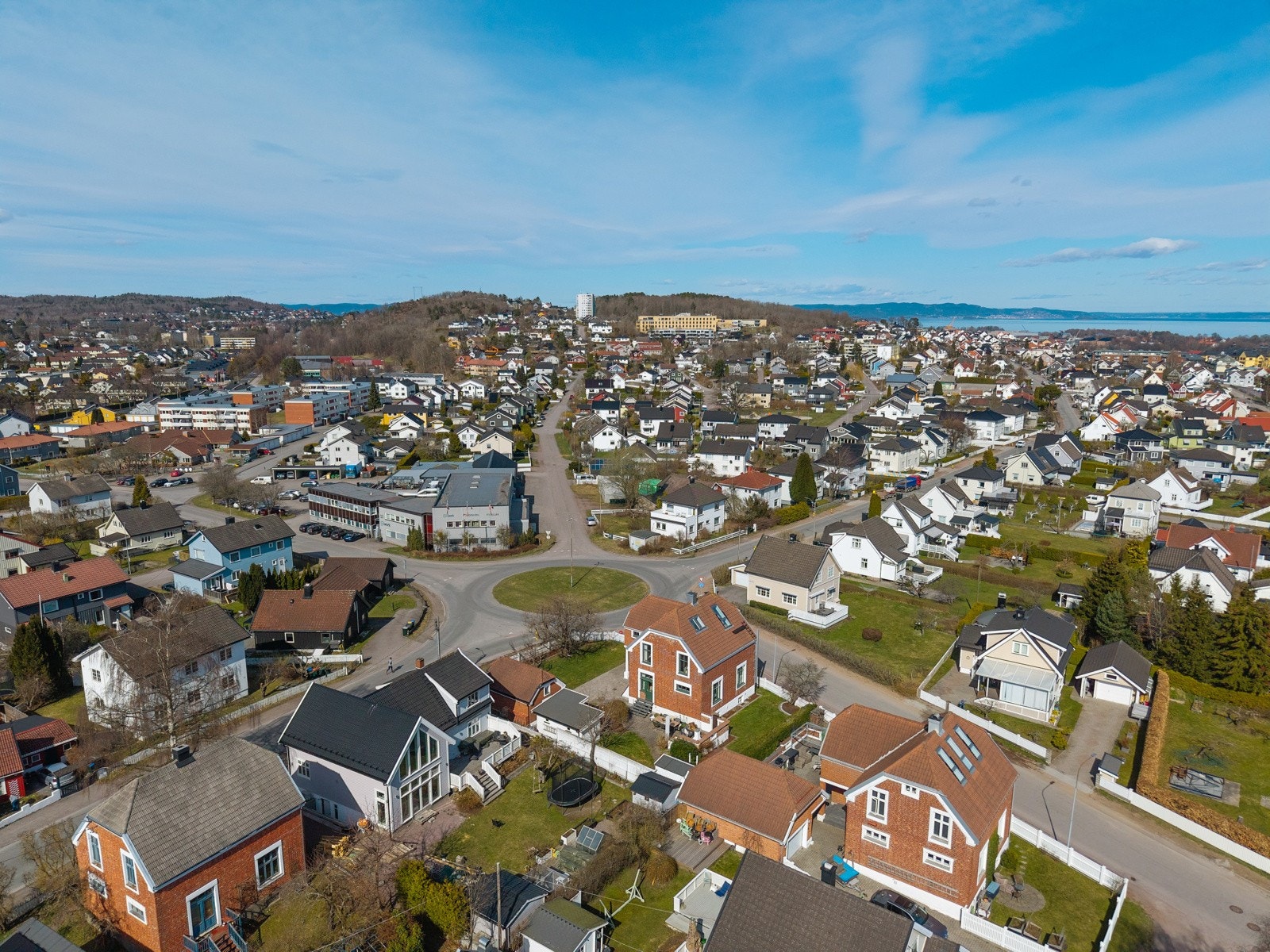 Dronebilde motsatt vei med byen og sykehuset i bakkant Galleribilde