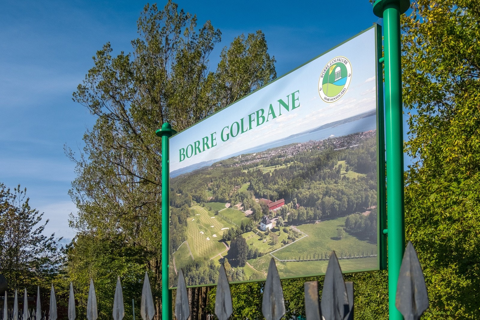 Vakre Borre golbane grenser ned mot Borrevannet Galleribilde