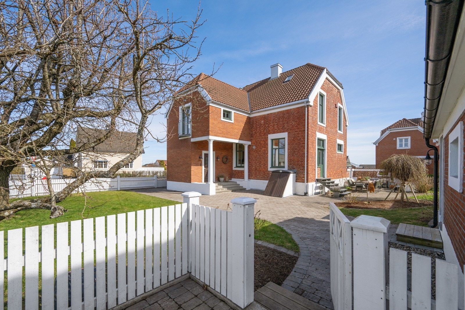 Kort vei fra garasjen og inn på den steinsatte gårdsplassen Galleribilde