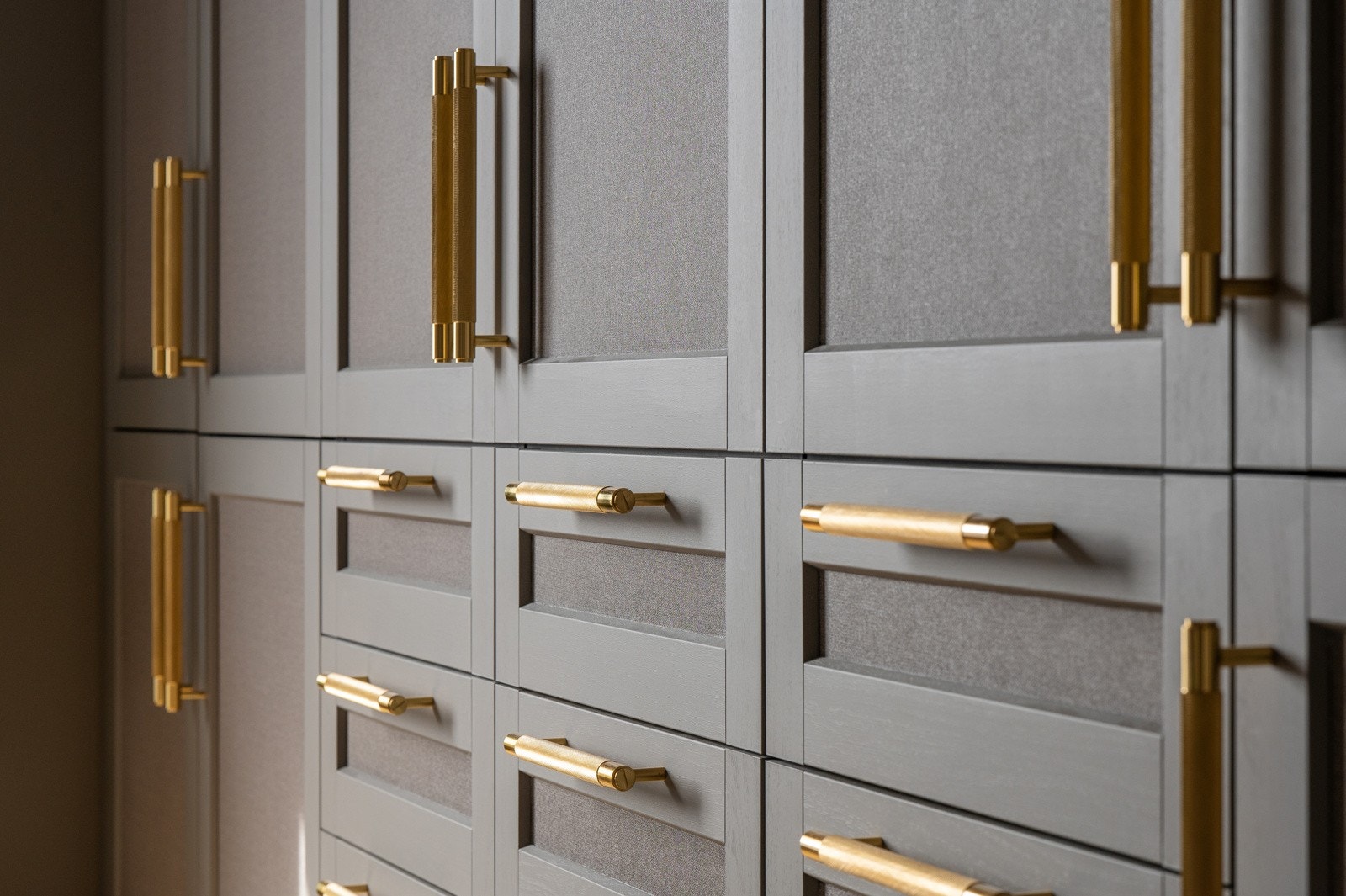 Spesiallaget og plassbygde garderobe med kostbare håndtak og integrert belysning Galleribilde