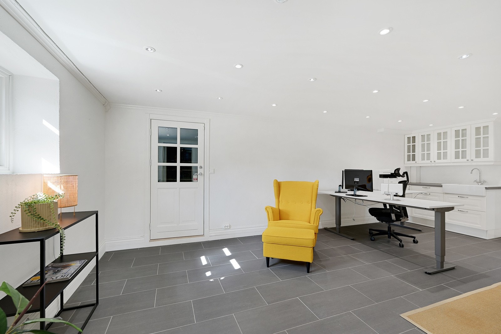 Det er både innvendig trapp fra hovedetasjen og oppgang via kjellerhals direkte til gårdsplassen Galleribilde